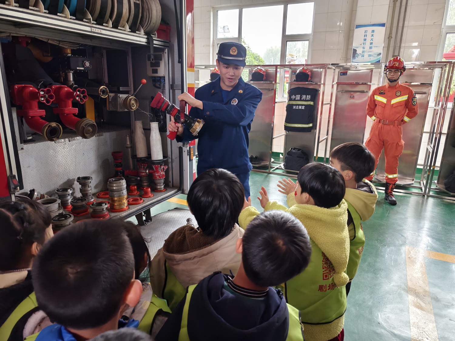 圖片默認標題_fororder_滿城區消防救援大隊工作人員帶領幼兒參觀消防器材 攝影 李英