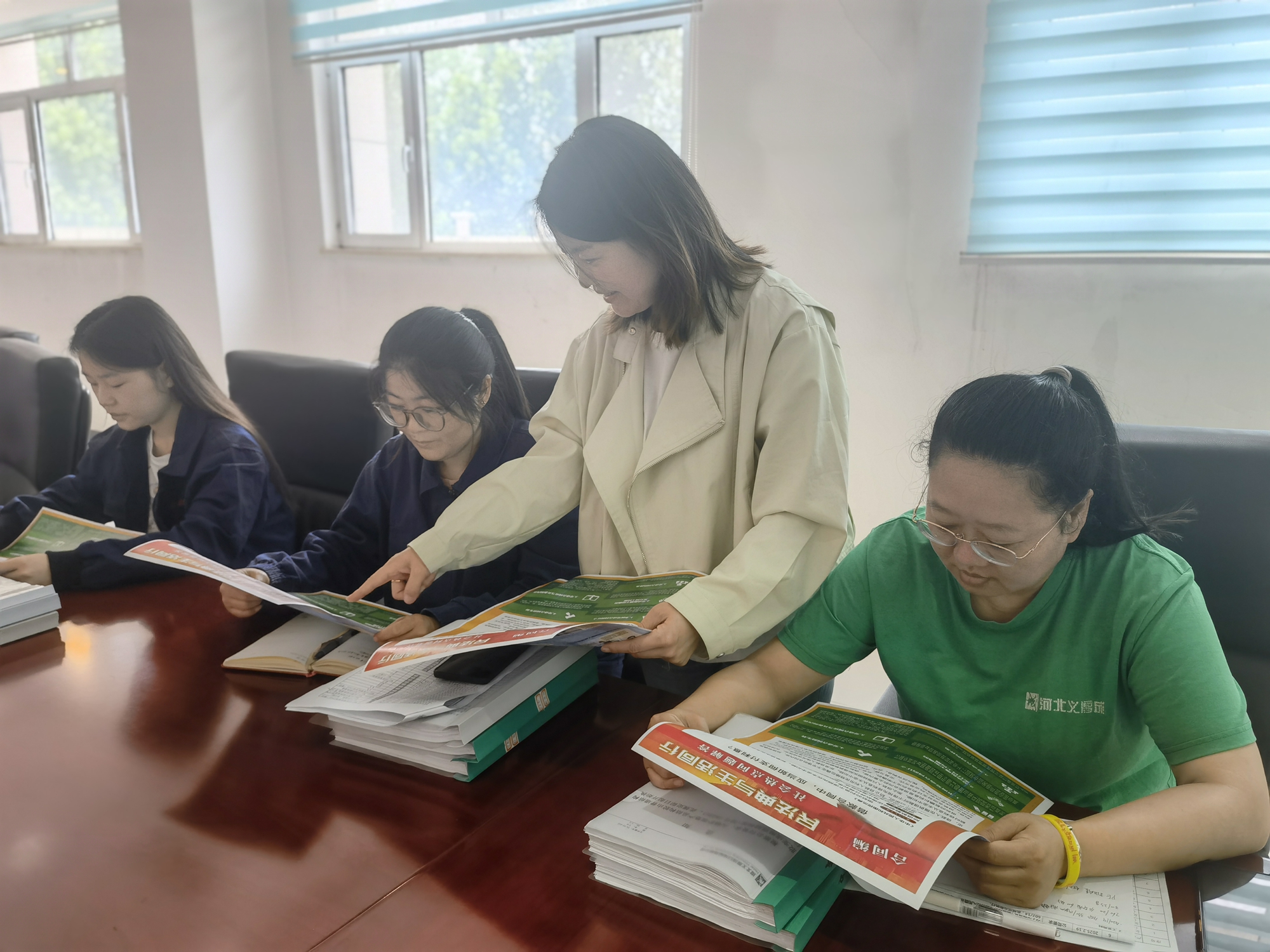 保定市滿城區：送法進企零距離 法護營商助發展_fororder_工作人員為企業員工介紹《民法典》的重要地位和價值 攝影 龐凱立