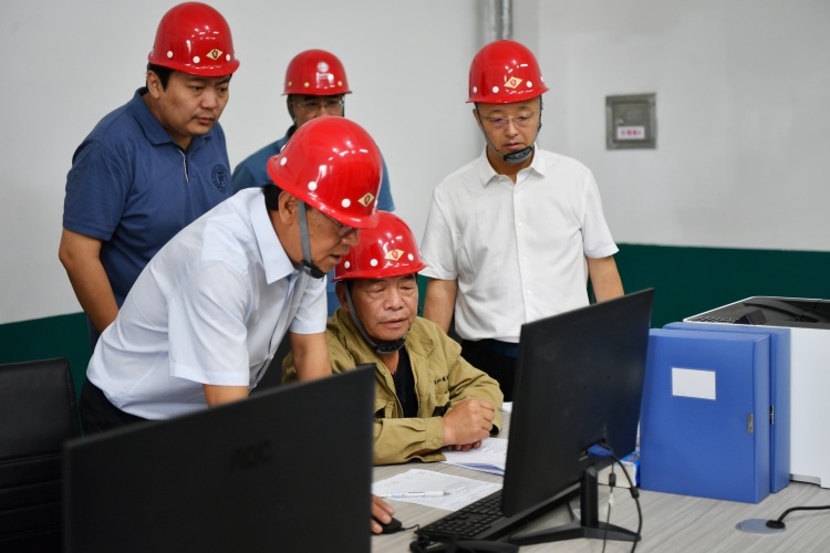 華北地區首家民營220千伏增量配電業務改革試點在河北遷安並網投運_fororder_7月10日，在220千伏祺遠變電站主控室內，工作人員正在進行投運準備，彭月娟 攝.JPG