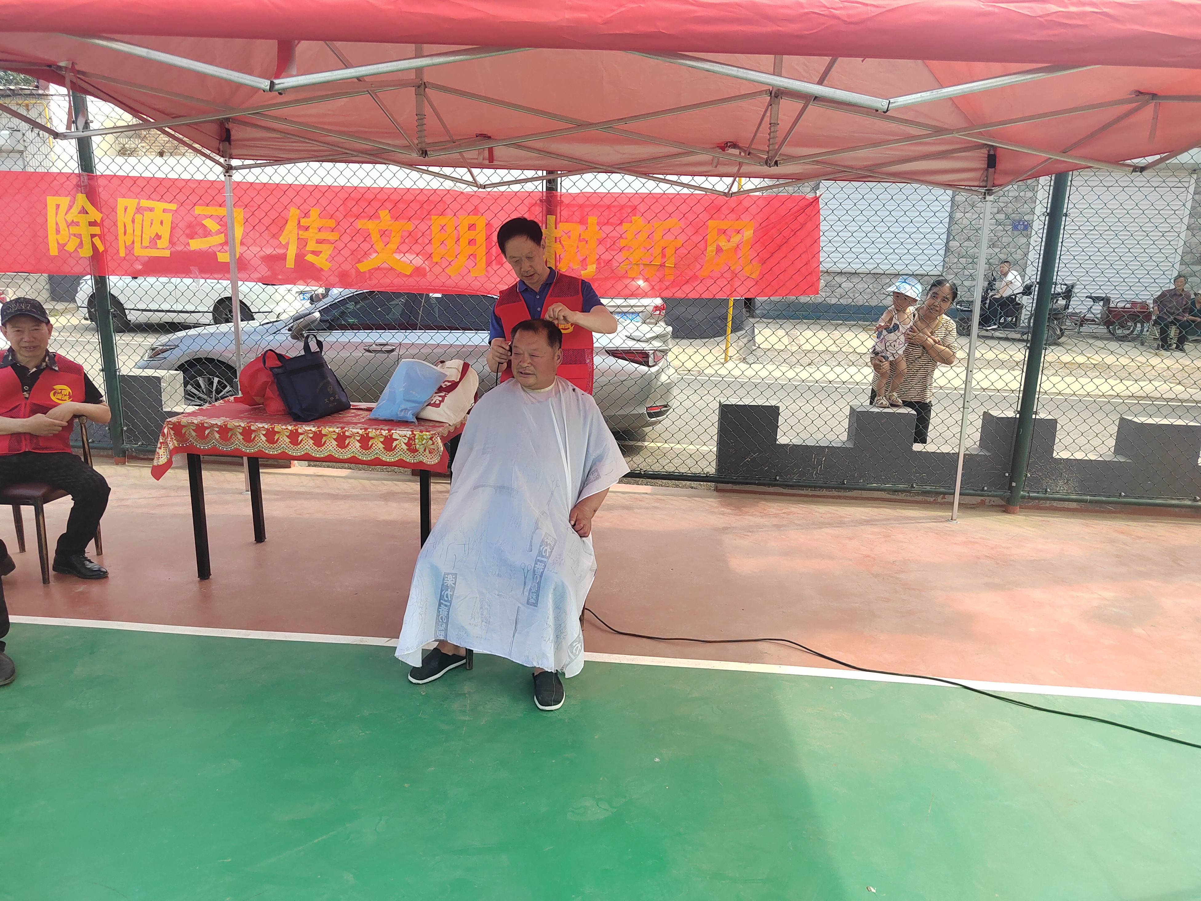 保定市滿城區：滿城粽香伴童趣 志願暖心慶雙節_fororder_志願者提供愛心義剪服務 攝影 曹雨