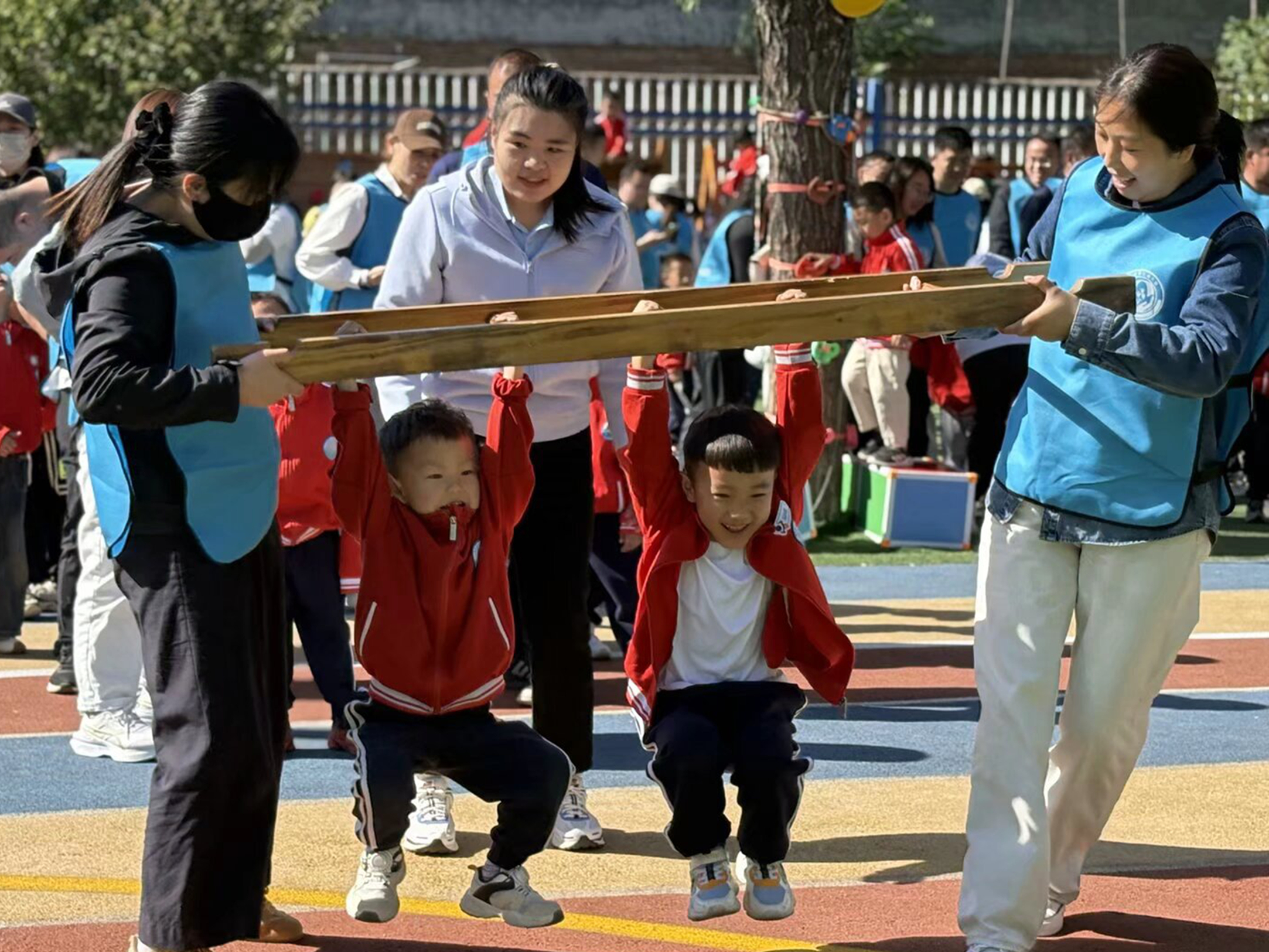 河北唐縣：親子同運動 萌娃樂成長_fororder_親子互動“梯子運寶貝”項目開展中，家長與孩子默契配合共闖關_看圖王