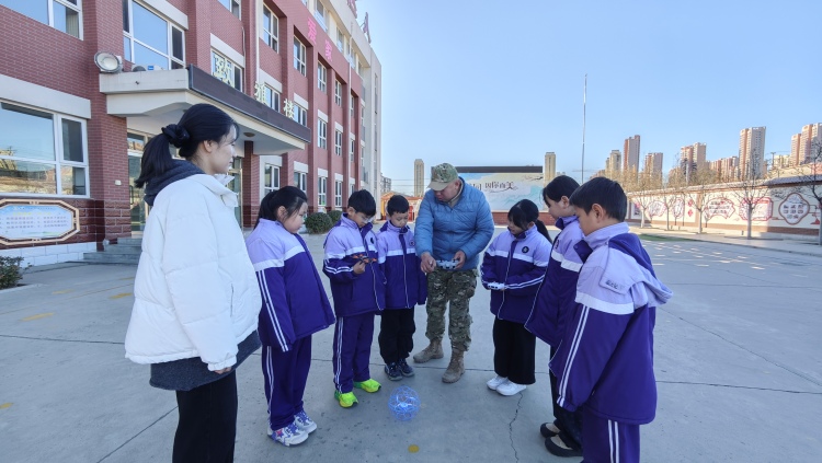 遵化：無人機科普進校園 播撒低空經濟“科技種子”_fororder_圖為無人機教員指導第五實驗小學學生操作無人機。許昊攝