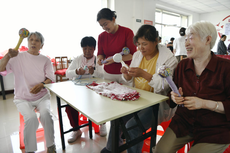 河北遷安：多彩活動迎端午_fororder_社區居民正在製作艾草錘。梁玉水攝