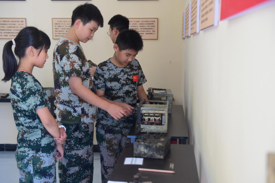 “中國好人”張長生為老區孩子捐獻航空器件_fororder_“中國好人”張長生為老區孩子捐獻航空器件144