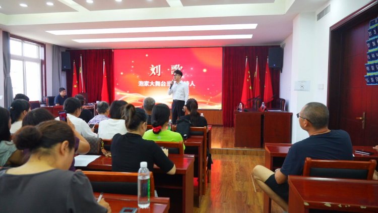 唐山遷安：開展電商培訓 培育直播人才助振興_fororder_在遷安市組織的“百村帶貨·千人直播·萬人觸網”電商培訓會上，電商創業導師為大家授課。郭強  攝.JPG