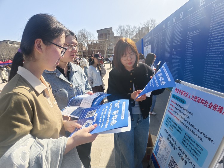 保定市蓮池區：校企對接促就業_fororder_圖片一：近日，蓮池區攜企業走進河北大學，開展“公共就業服務進校園”活動。（齊旭東攝）