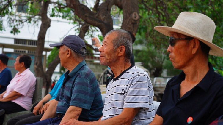 河北遷安:“紅色戲曲” 頌黨恩 唱響愛黨愛國主旋律_fororder_群眾觀看戲曲演出。張澤慧 攝.JPG