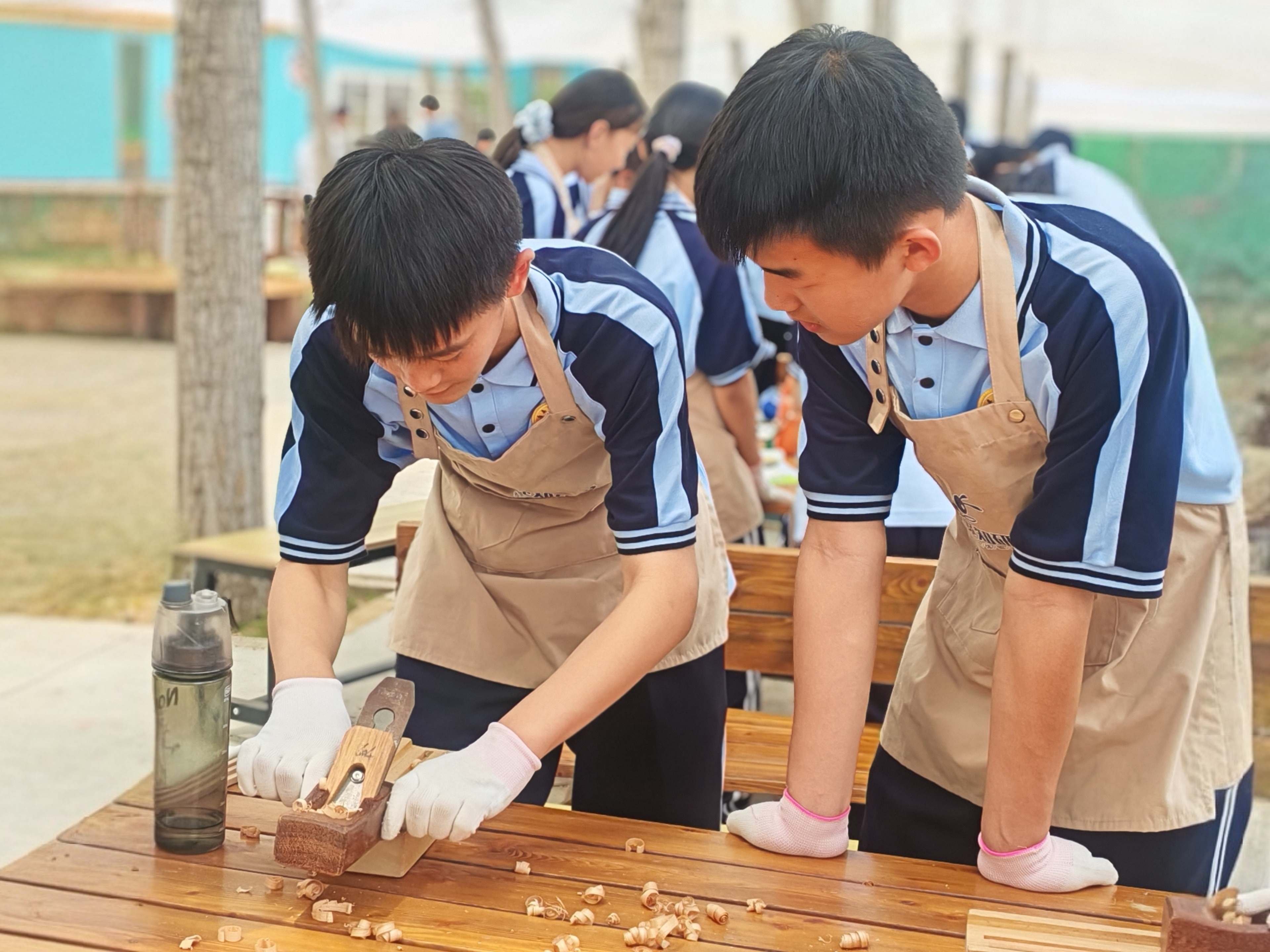 河北唐縣：科技賦能農業 勞動啟迪成長_fororder_同學們正在認真動手製作木筷 攝像 趙維怡