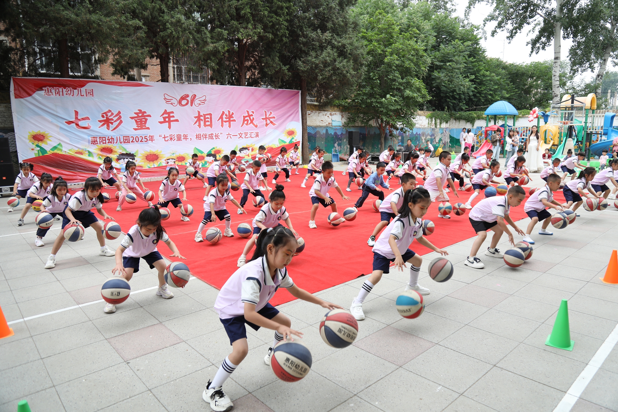 保定市滿城區：七彩童年 相伴成長_fororder_幼兒帶來的籃球操 攝影 張麗娟