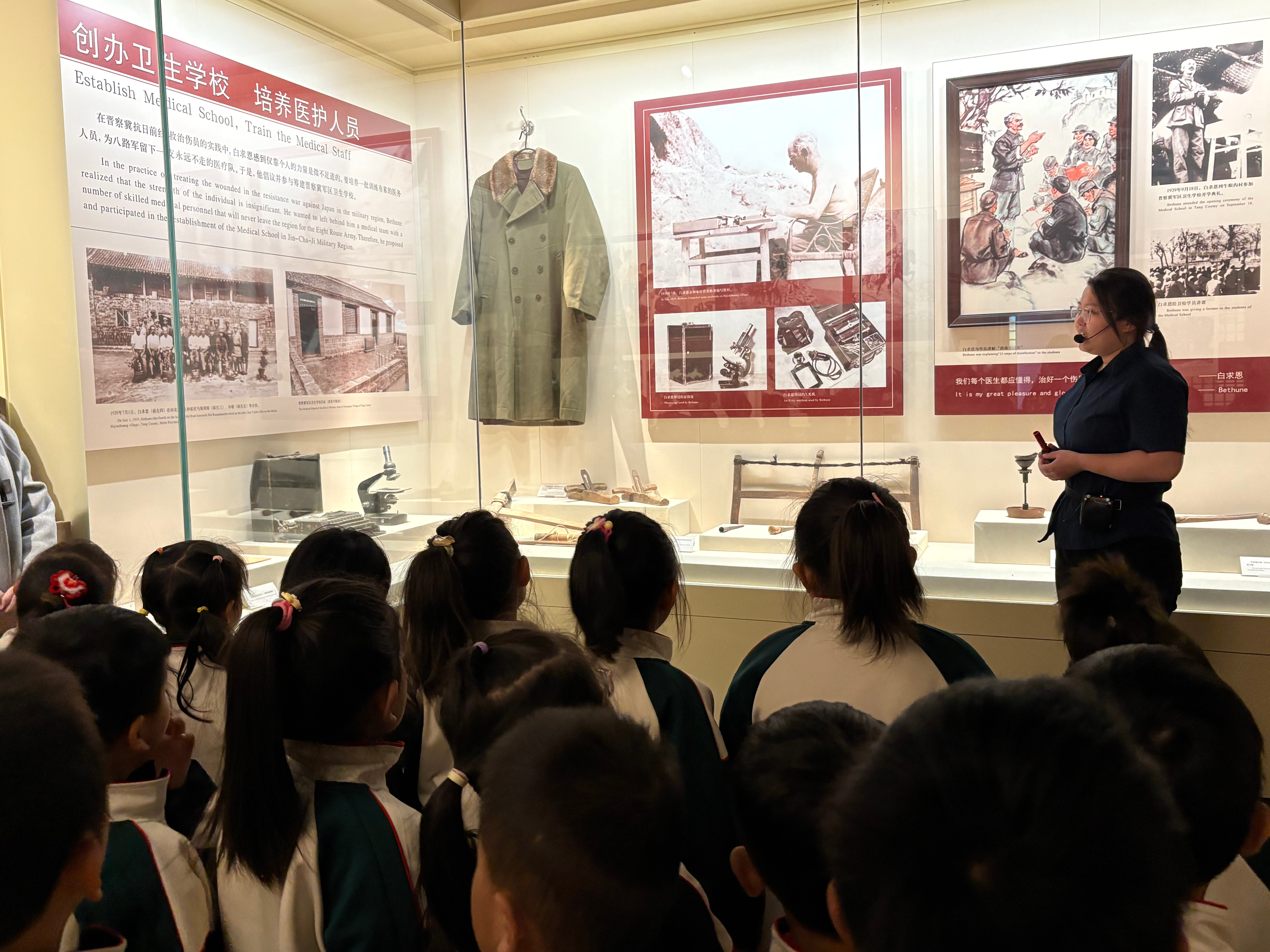 河北唐縣：小手獻鮮花 童心向黨行——唐縣六幼開展主題教育實踐活動_fororder_講解員為孩子們現場講解