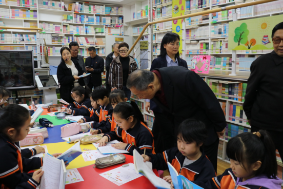 情係下一代 文化潤童心 ——縣關工委走進實驗開展“送文化進校園”活動_fororder_情係下一代 文化潤童心377