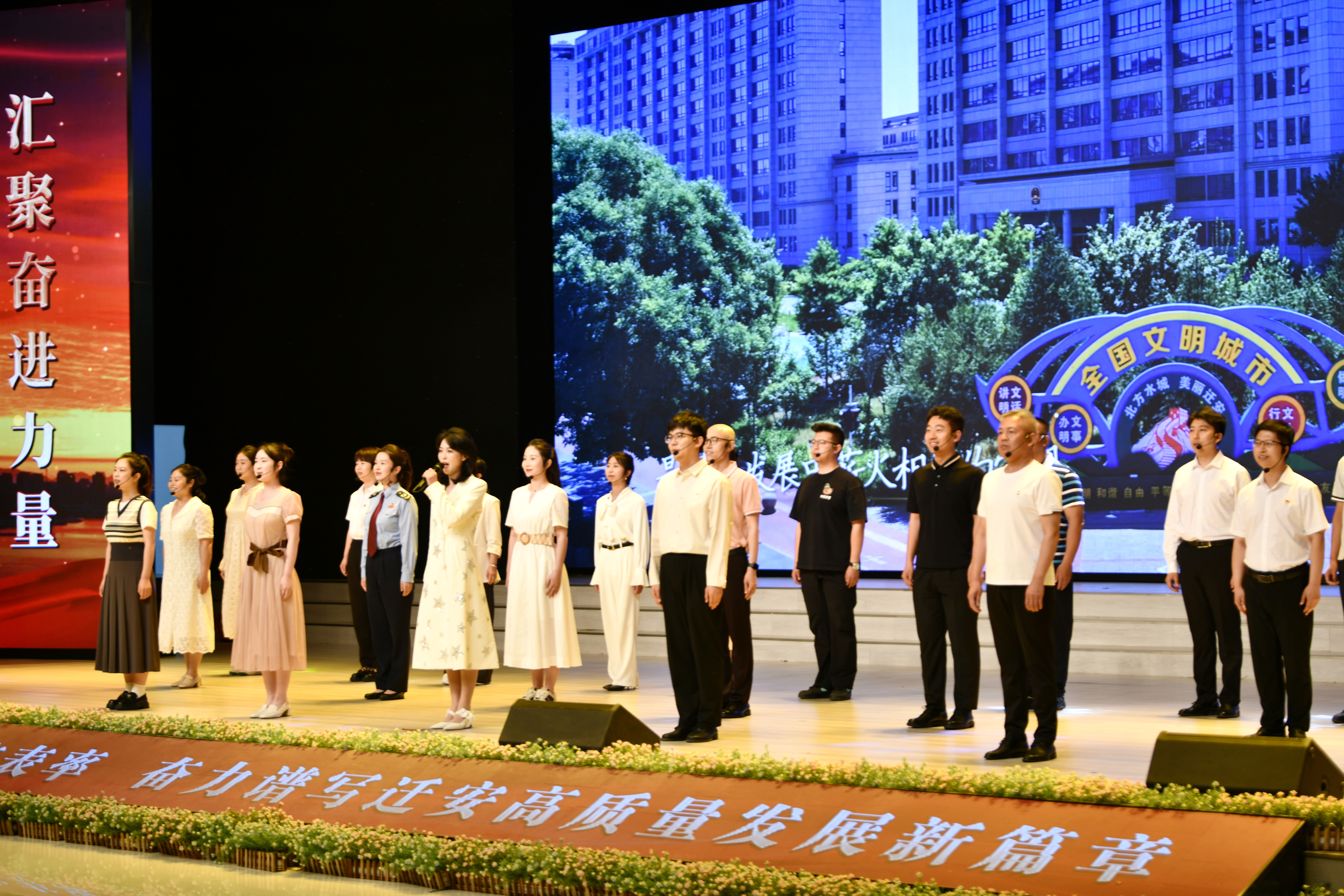 河北遷安：“我心中的遷安城市精神”演講比賽激發奮進熱潮_fororder_參加演講比賽的選手合誦。梁玉水攝.JPG