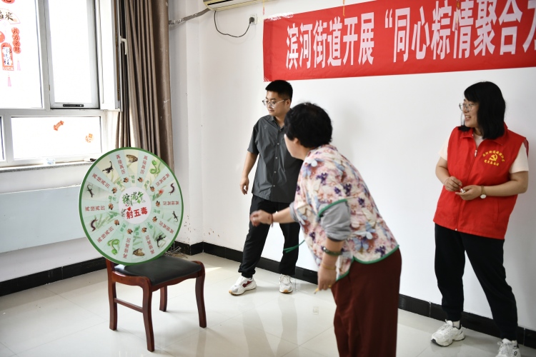 河北遷安：多彩活動迎端午_fororder_社區居民正在射五毒。梁玉水攝