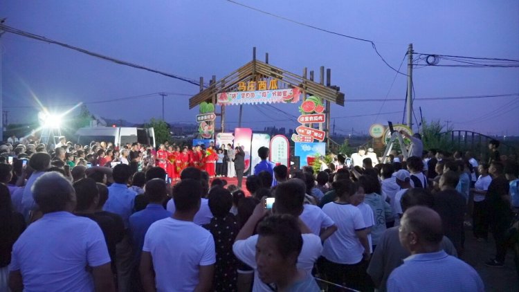 河北遷安:“硒” 望田園 “瓜”分甜蜜_fororder_遷安市趙店子鎮馬莊村舉辦西瓜節。 郭強 攝.JPG