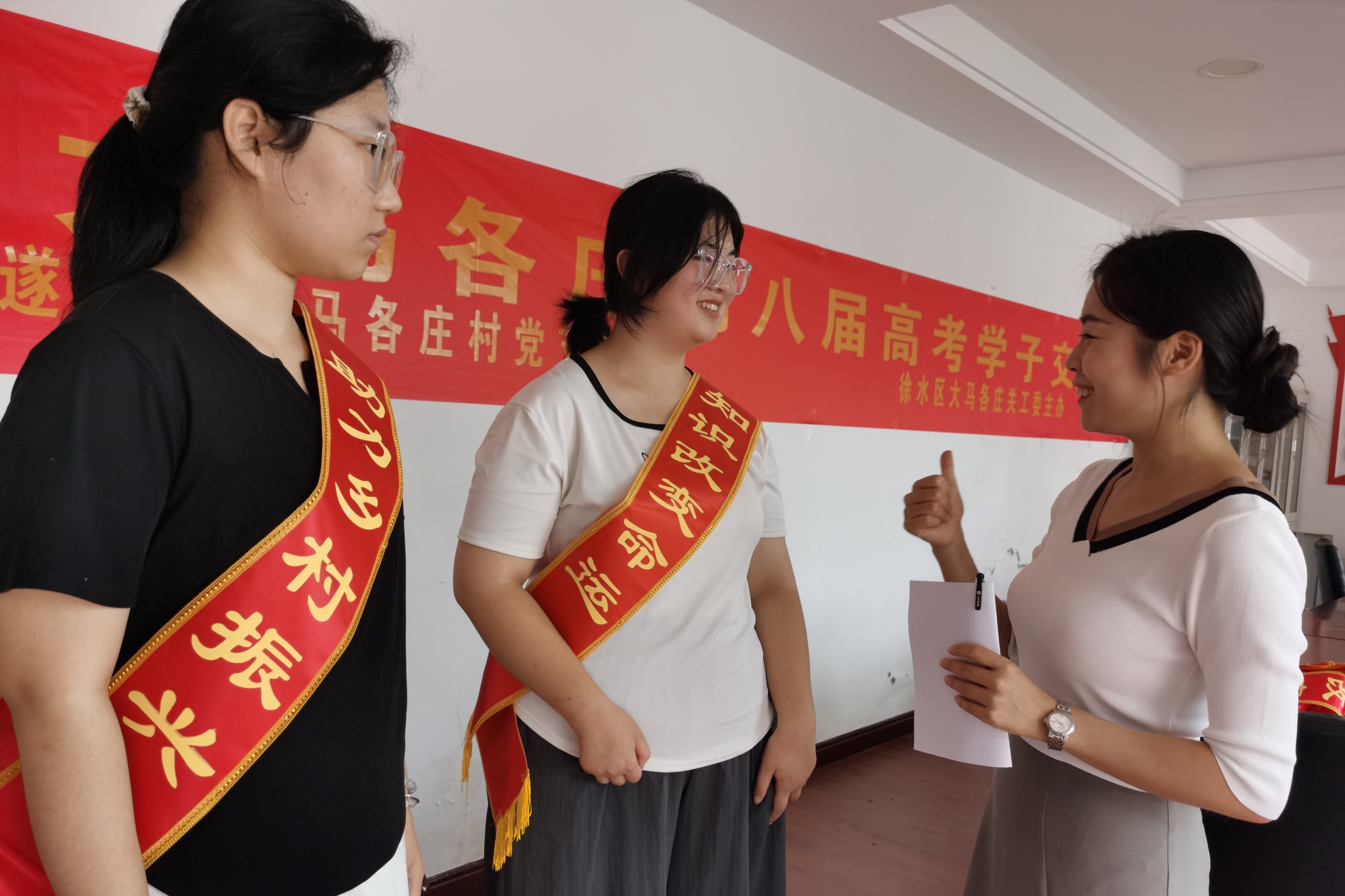 保定徐水：“大學生村”新風尚 崇文重教美名揚_fororder_本村籍優秀畢業生與新大學生交流。劉柯旋攝