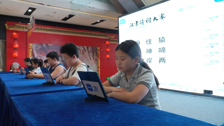 河北遷安舉辦“品詩詞之美 揚文化之光”詩詞大賽_fororder_參加“品詩詞之美 揚文化之光”詩詞大賽的選手認真答題。攝影 劉建權.JPG