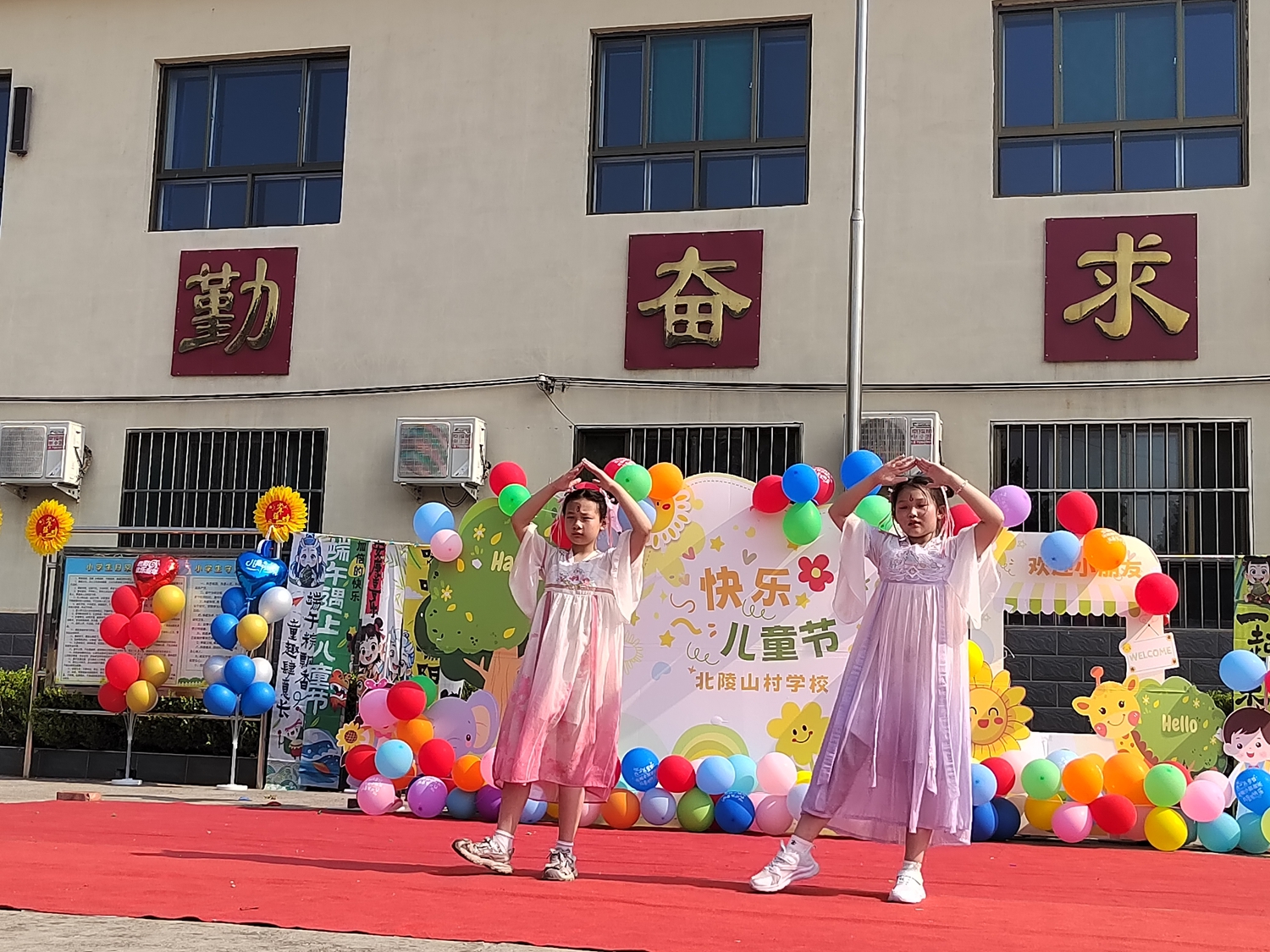 保定市滿城區：牢記黨的教育 爭做強國少年_fororder_精彩的文藝匯演 攝影 宋向娟