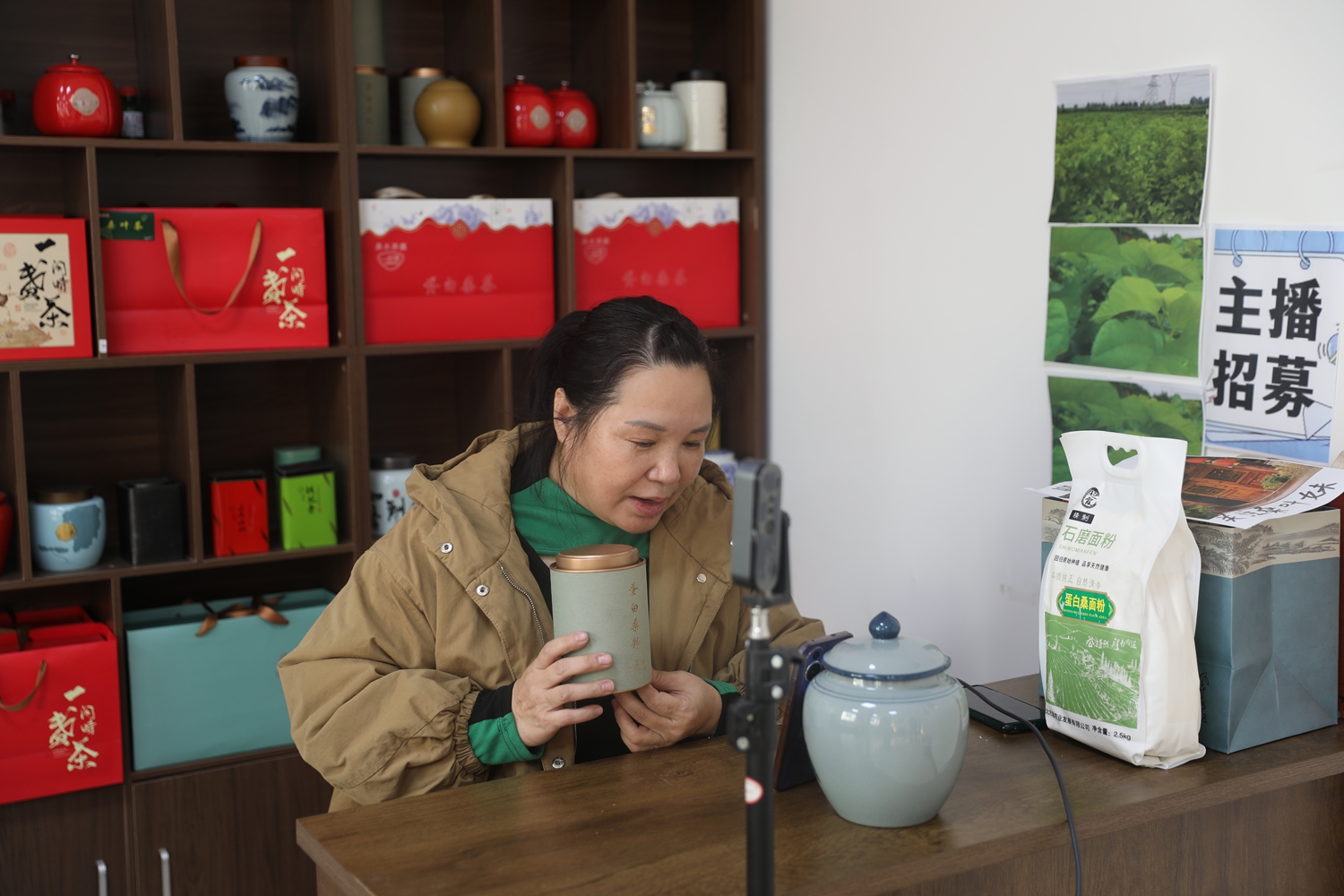 圖片默認標題_fororder_主播們手持桑葉茶等特色産品直播 攝影 南雙雙