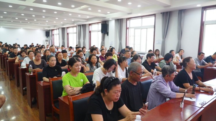 唐山遷安：開展電商培訓 培育直播人才助振興_fororder_在遷安市組織的“百村帶貨·千人直播·萬人觸網”電商培訓會上，大家認真聆聽電商創業導師的授課。郭強  攝 (2).JPG