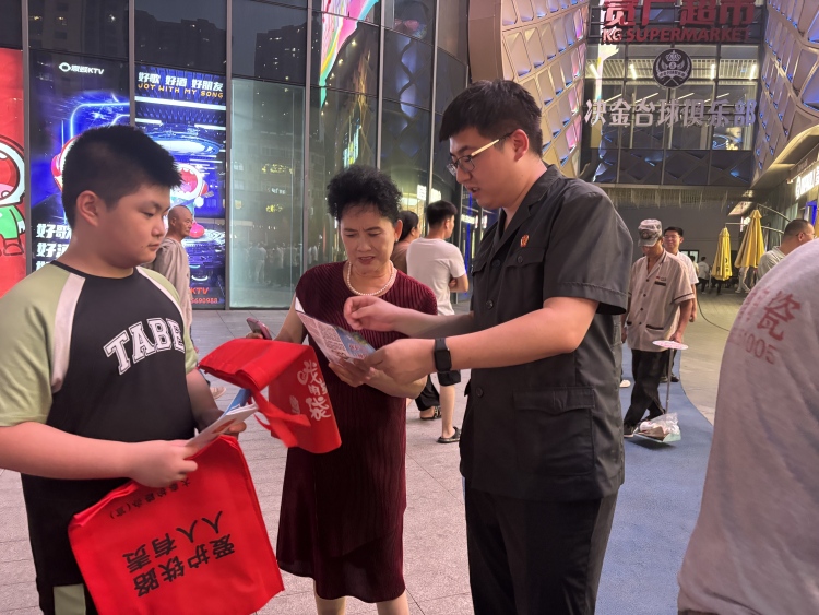 遵化市舉辦“軍民共建平安城市暨法治宣傳教育”活動_fororder_圖為法院工作人員向群眾進行法律知識宣傳 李海傑攝