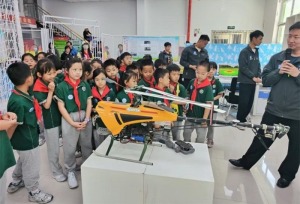 石家莊市青園街小學開展“探秘新科技 解碼無人機”紅領巾研學實踐活動
