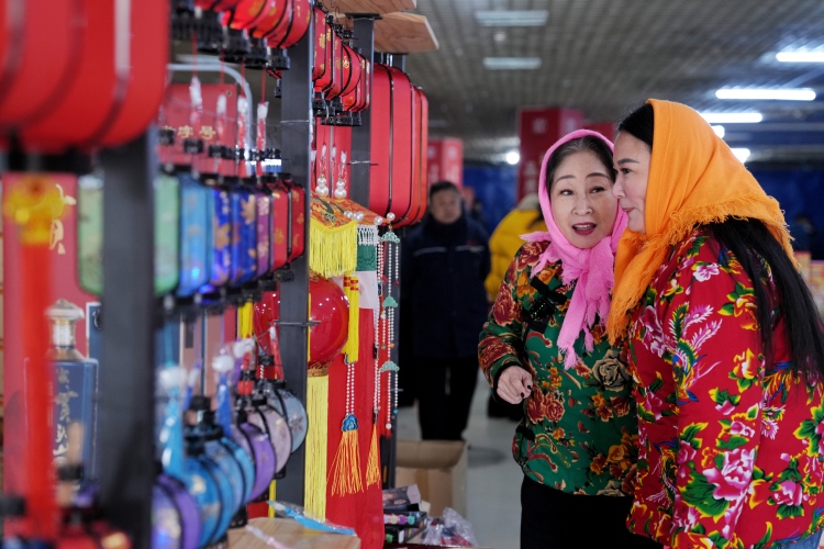 圖片默認標題_fororder_2月6日，遷安市民在年貨大集上選購非遺“鐵藝燈籠”，張澤慧 攝