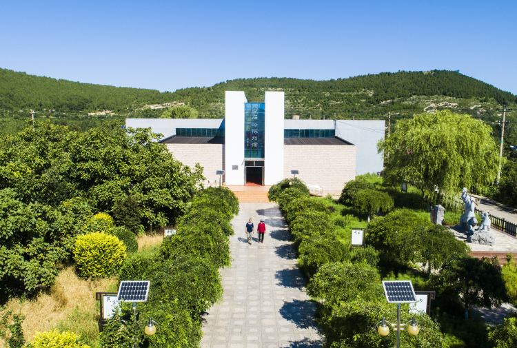 遵化沙石峪：紅色旅遊升級 助力鄉村振興_fororder_圖為遊客在沙石峪陳列館參觀  中共遵化市委宣傳部供圖