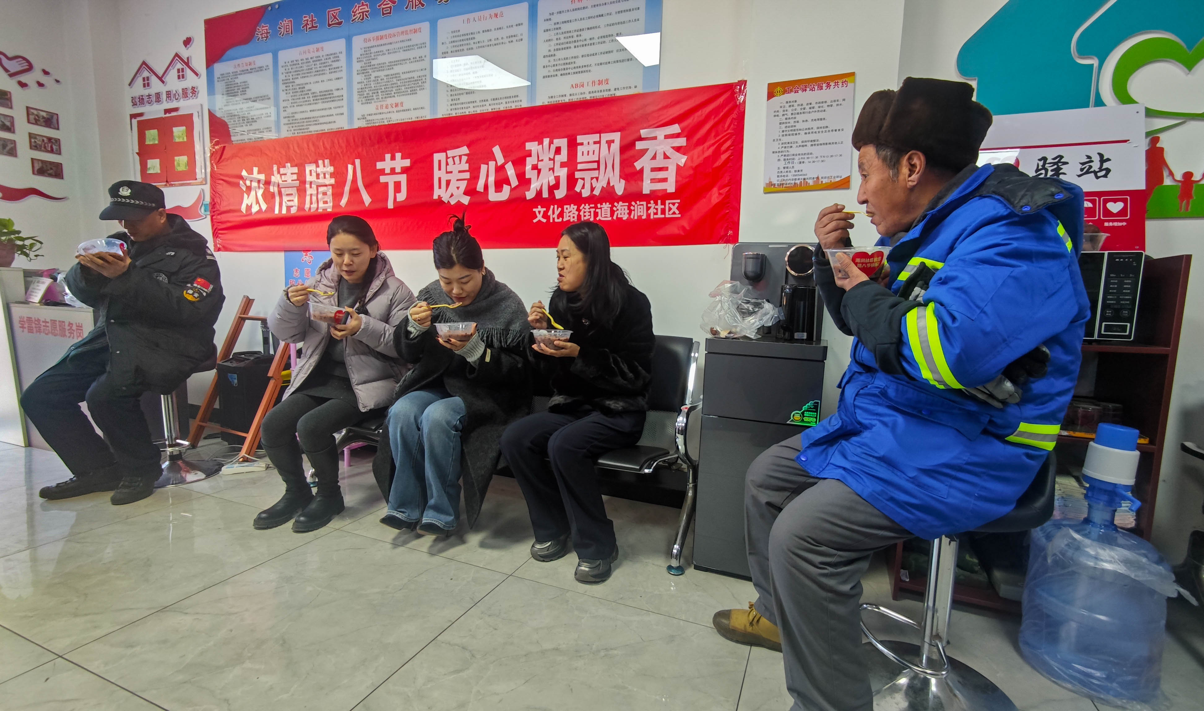 唐山遵化：濃情臘八節 暖心粥飄香_fororder_群眾在居委會吃臘八粥。許昊 攝