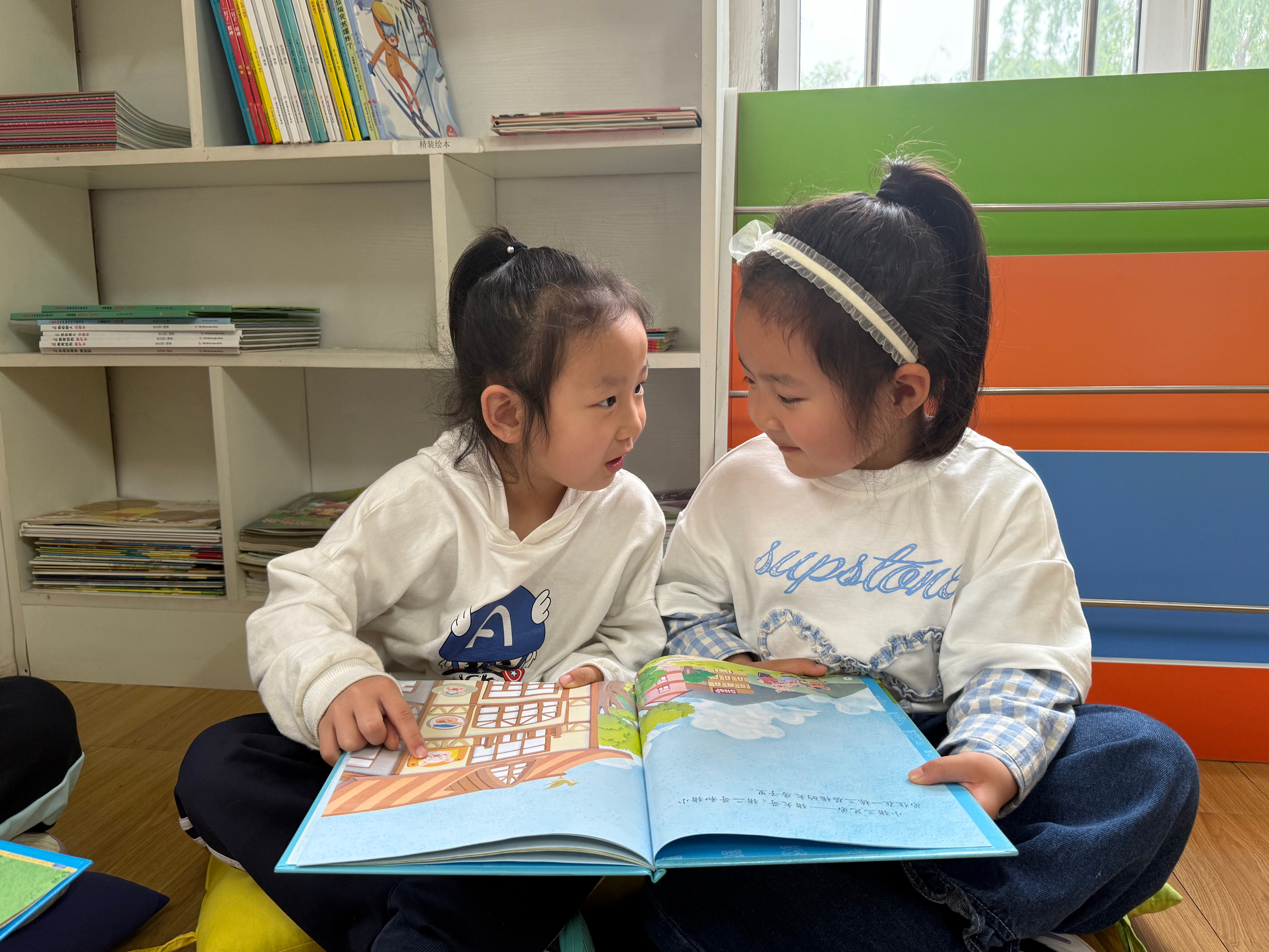 河北唐縣：閱讀潤心靈 書香促成長_fororder_唐縣第三幼兒園孩子們互相交流書籍內容