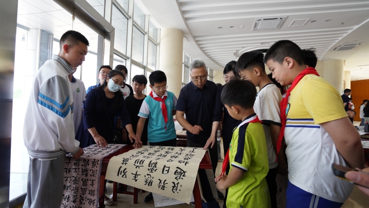 2025遷安市中小幼藝術節“美術作品展”開展_fororder_遷安書法名家張森與學生現場交流，張穎 攝
