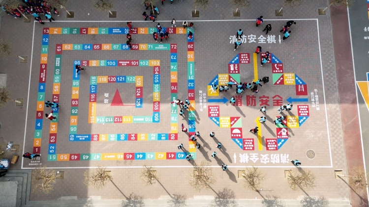 保定市蓮池區：“動”出智慧 “玩”出健康 陽光大課間創新體育教育模式_fororder_圖片一：保定市紅星路小學在操場、走廊等區域繪製了跳格子圖案。（陳雨峰攝）