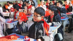 河北遷安：剪紙非遺進校園 指尖生花迎新年