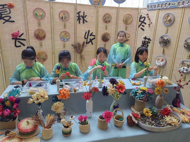 2025遷安市中小幼藝術節“美術作品展”開展_fororder_遷安市蔡園鎮孟官營完小“節氣藝韻坊”學生們正在製作手工花，張穎 攝