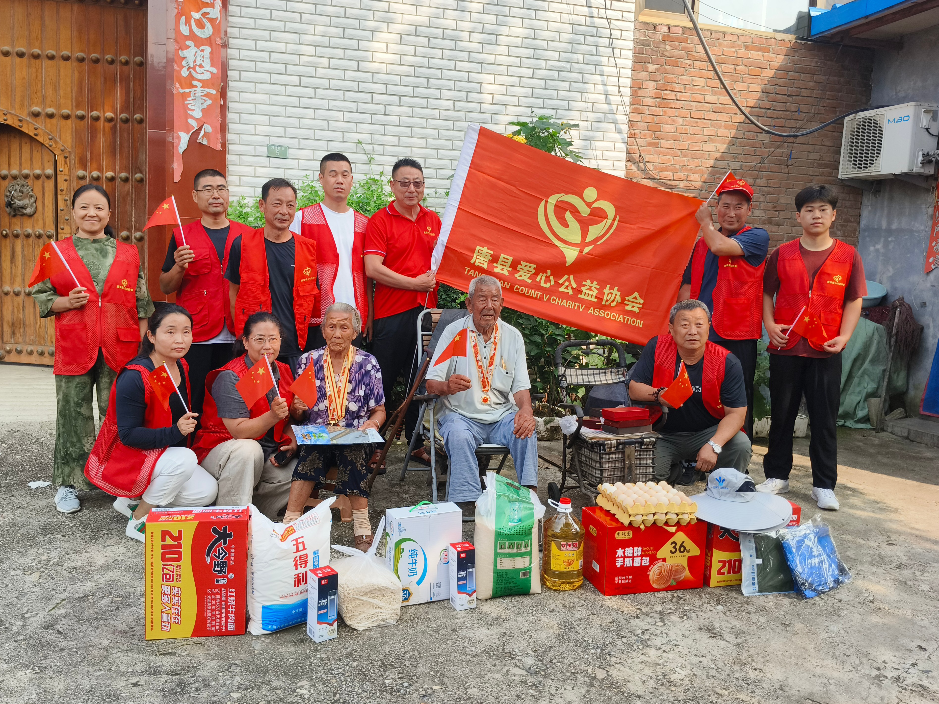 河北唐縣：開展“關愛老兵 致敬英雄”文明實踐活動_fororder_志願服務人員與抗戰老兵合影留念