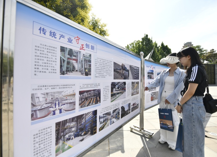 河北省遷安市開展“6·9國際檔案日”宣傳活動_fororder_市民參觀檔案銘記項目發展圖片展覽。梁玉水攝.JPG