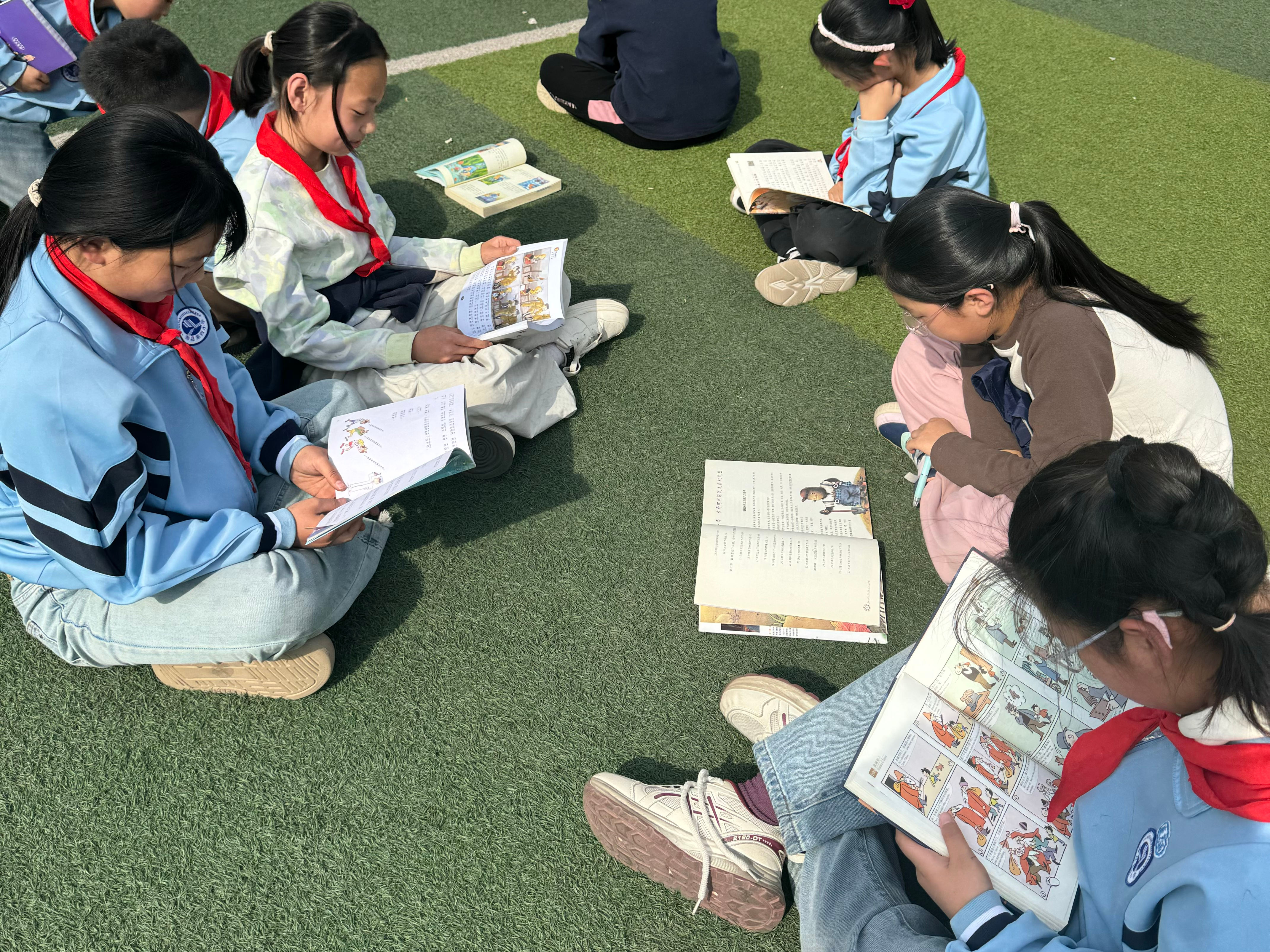 河北唐縣：閱讀潤心靈 書香促成長_fororder_唐縣第四小學的學生們在操場上閱讀圖書