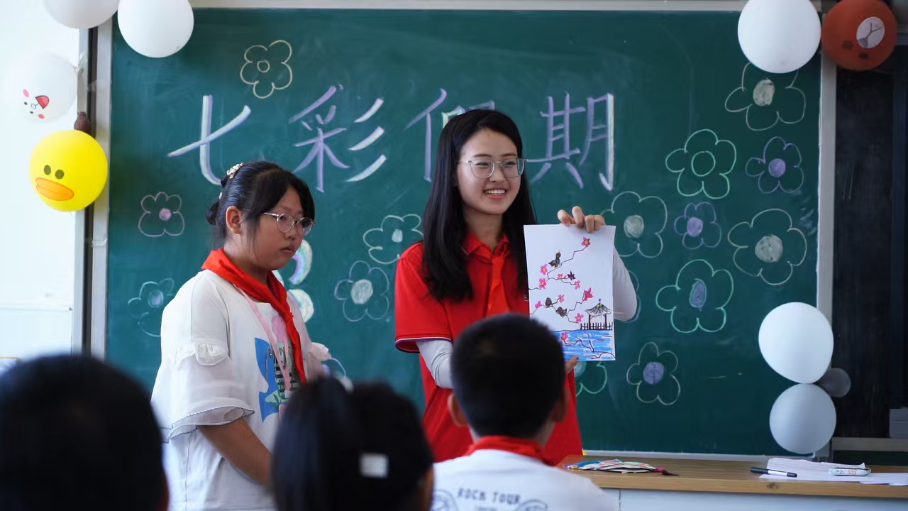 河北遷安：小城大愛 以青春之火點燃志願之光_fororder_圖為團遷安市委開展的“返鄉學子假期藝術課堂”活動。 葛洪利攝