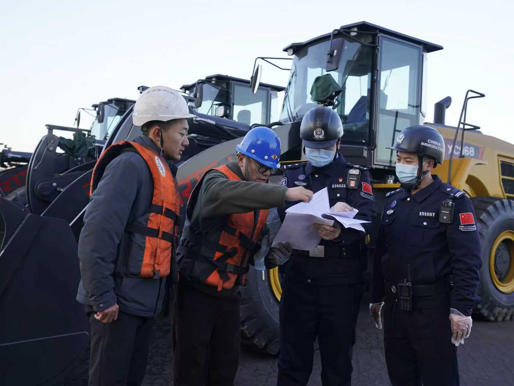 寒潮裏的“通關暖流”——唐山邊檢站讓“一帶一路”跨境運輸貨物不“降溫”_fororder_9a037a3f8a617c488eae87a527691404