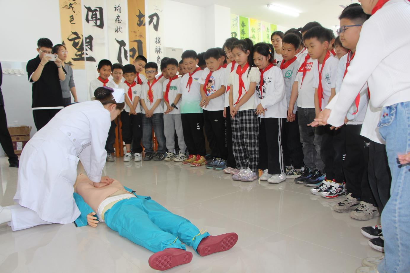 中醫藥文化進校園 薪火傳承潤童心_fororder_中醫藥文化進校園 薪火傳承潤童心2