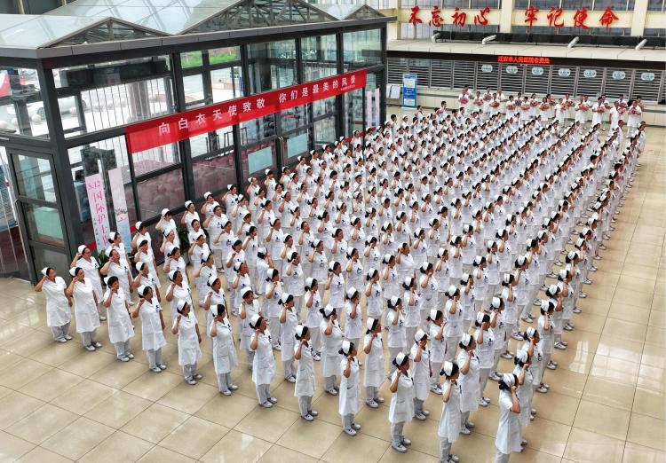 河北省遷安市組織開展紀念國際護士節系列活動_fororder_5月8日上午，遷安市人民醫院組織院內護士重溫南丁格爾誓言。張澤慧攝