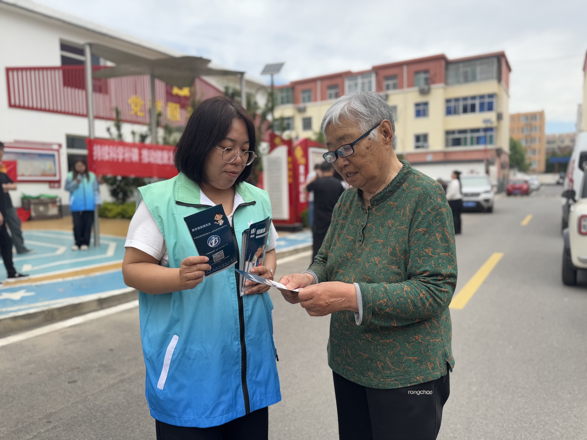 保定市滿城區：黨旗引領惠民生 健康同行促發展_fororder_向群眾傳遞健康生活常識 攝影 趙凡舒
