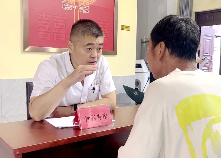 河北遵化：送醫下鄉 村民在家門口看上“專家號”_fororder_醫護人員正在為群眾看診。（1）趙佳楨攝