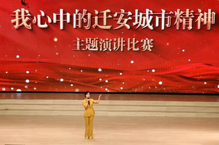 河北遷安：“我心中的遷安城市精神”演講比賽激發奮進熱潮_fororder_遷安市第五實驗小學的英語教師丁秀丹講述遷安城市精神如何在教育熱土上生根發芽。梁玉水攝.JPG