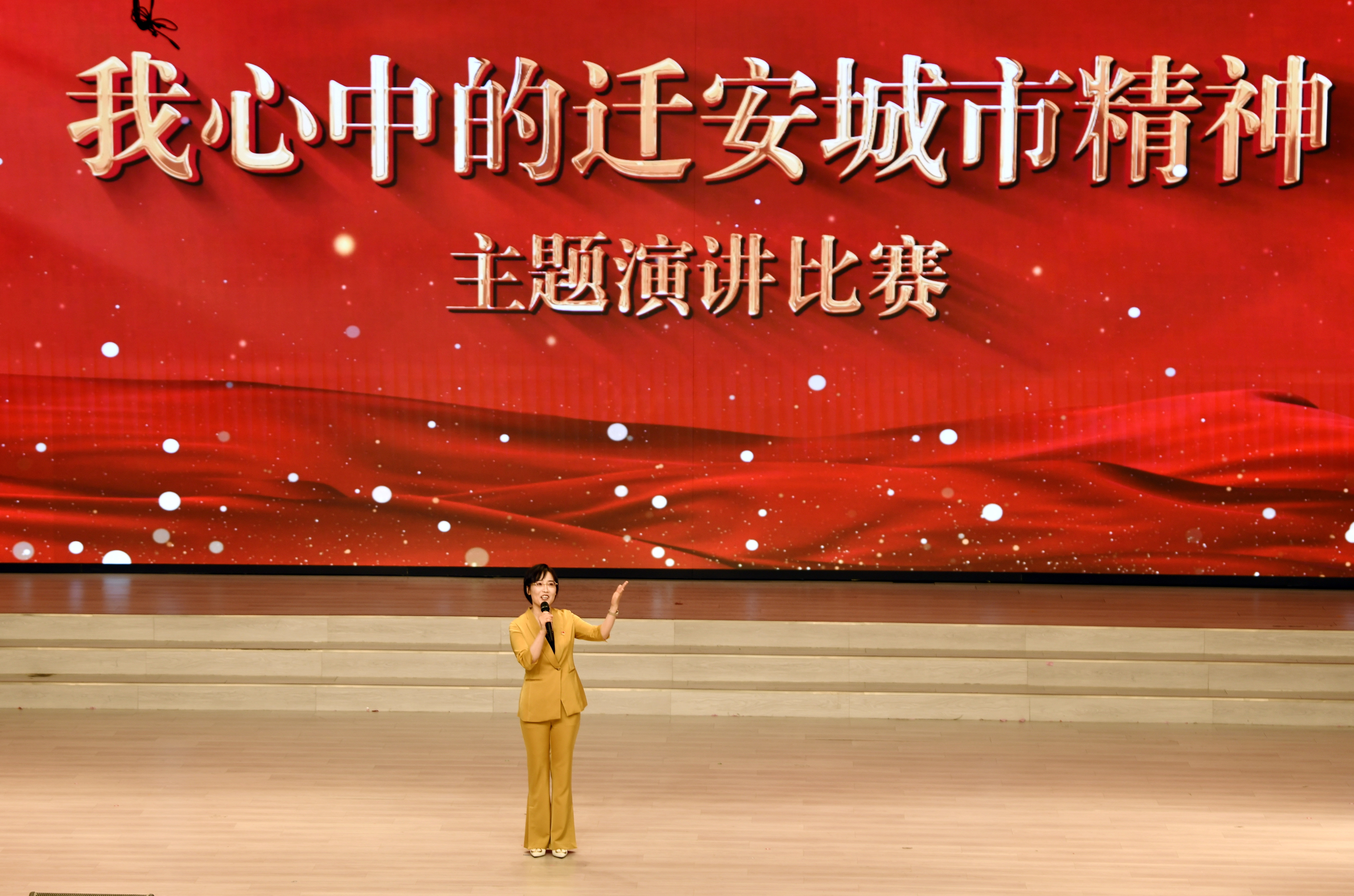 河北遷安：“我心中的遷安城市精神”演講比賽激發奮進熱潮_fororder_遷安市第五實驗小學的英語教師丁秀丹講述遷安城市精神如何在教育熱土上生根發芽。梁玉水攝.JPG