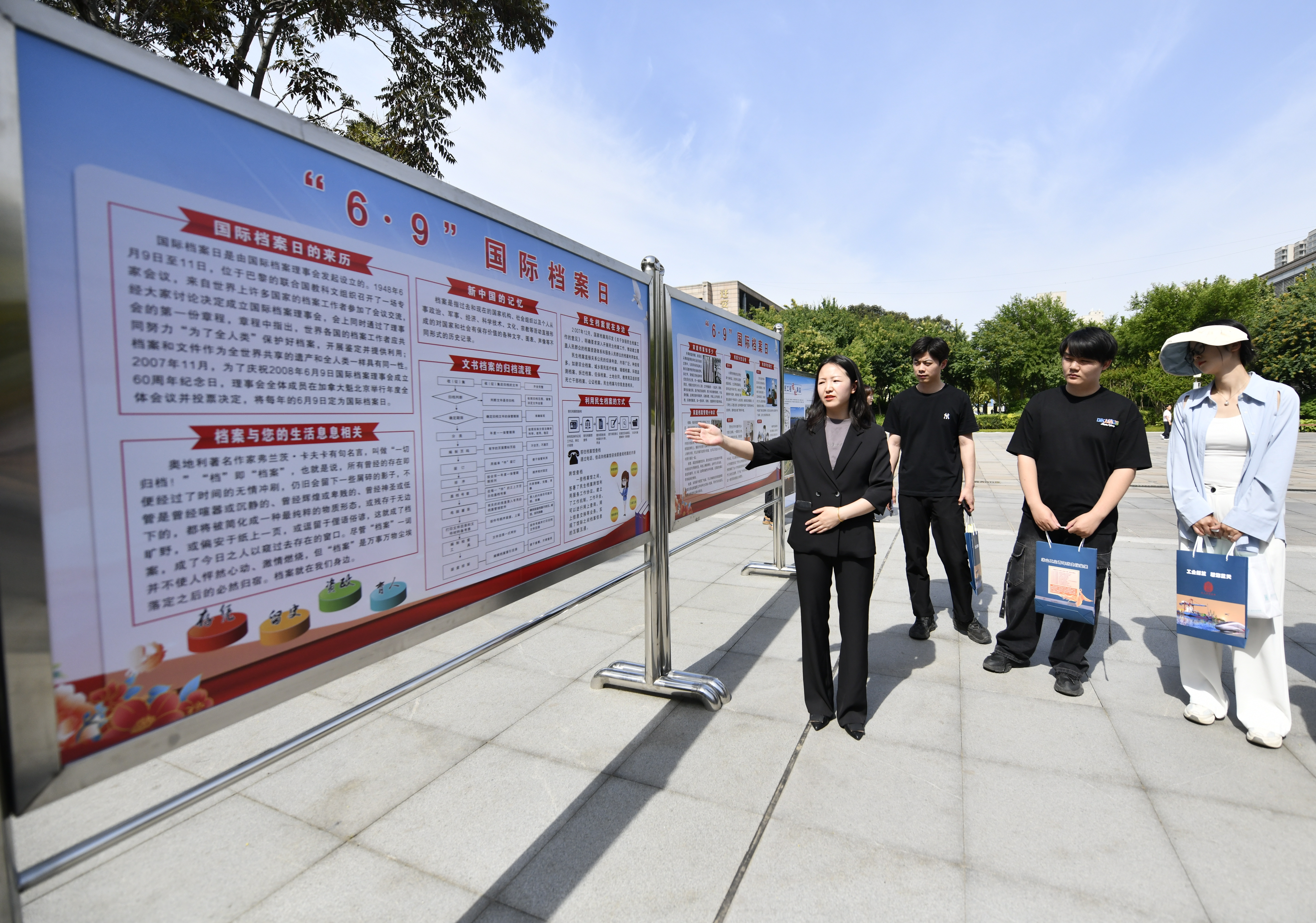 河北省遷安市開展“6·9國際檔案日”宣傳活動_fororder_工作人員向市民介紹檔案相關知識。梁玉水攝.JPG
