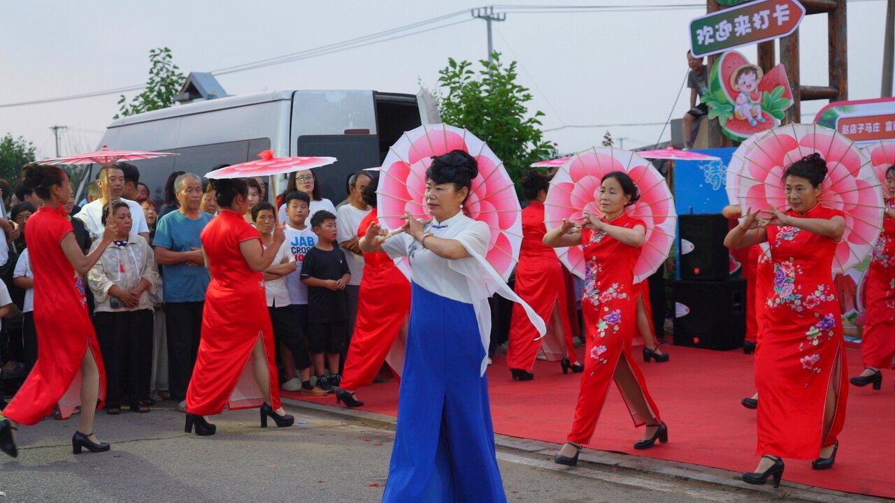 河北遷安：“硒” 望田園 “瓜”分甜蜜​_fororder_在西瓜節上，群眾進行旗袍秀表演。 郭強 攝.JPG