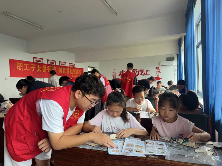 石家莊市鹿泉區:擰螺絲 聽電波 跟著小工匠玩轉收音機_fororder_圖片2