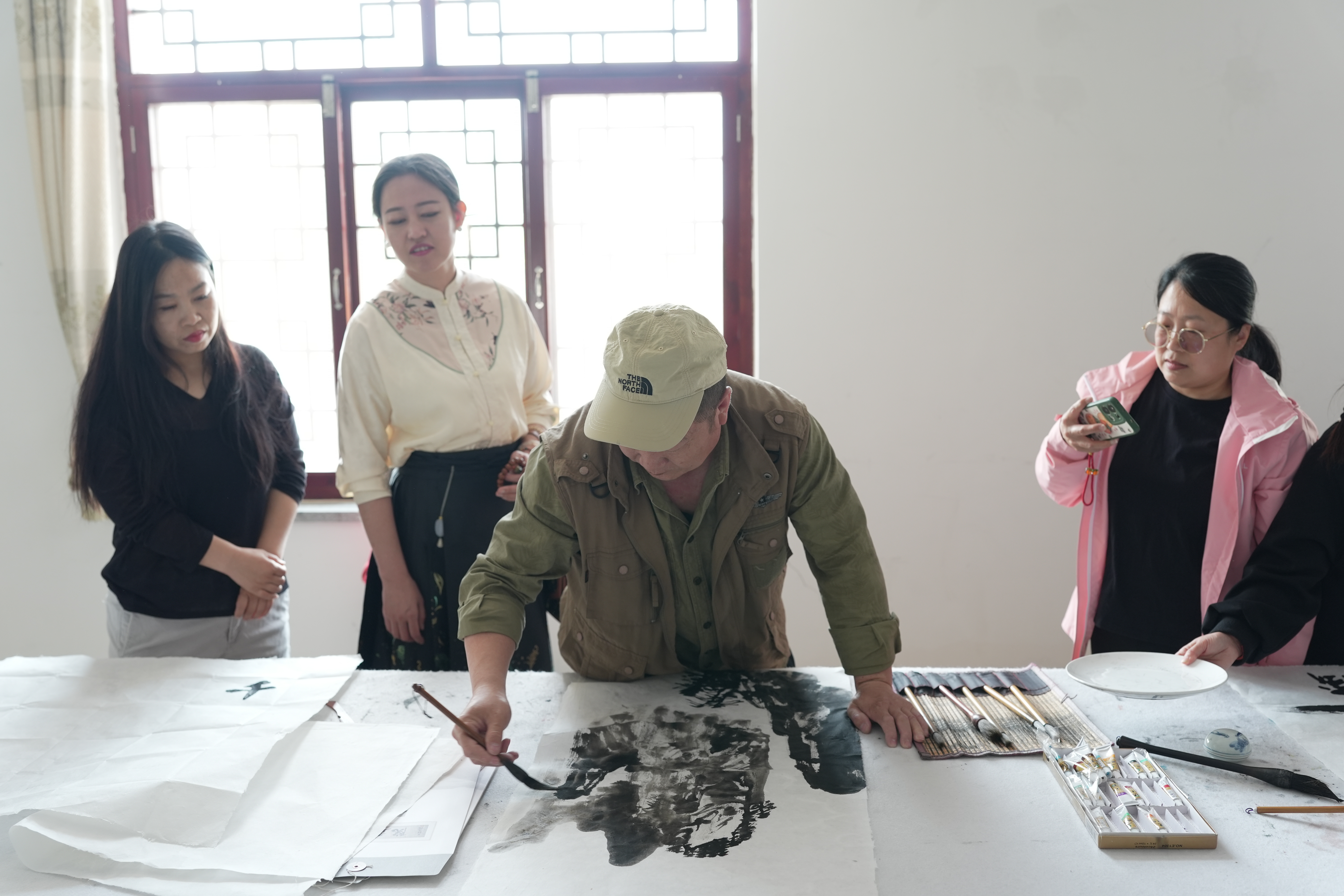 河北遷安：百名藝術家“遷紙”畫遷安_fororder_4月30日，遷安籍畫家正在用遷紙作畫，張澤慧 攝