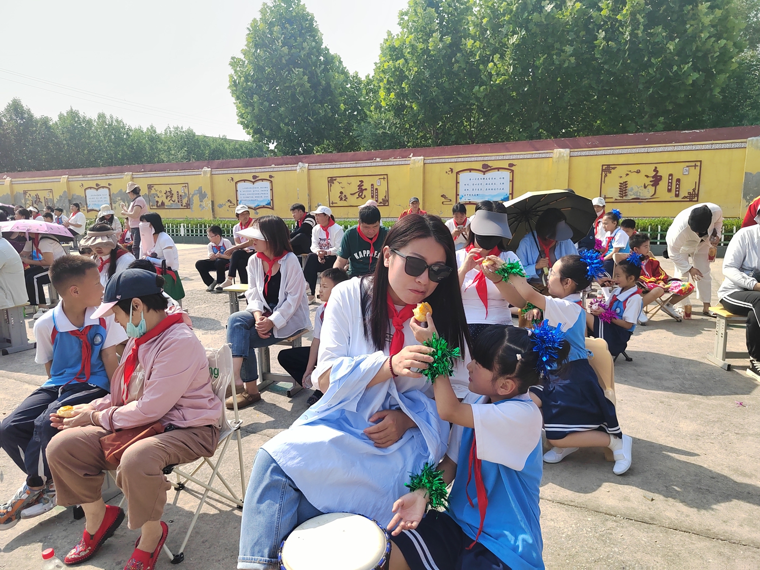 保定市滿城區：牢記黨的教育 爭做強國少年_fororder_活動現場親子互動環節 攝影 宋向娟