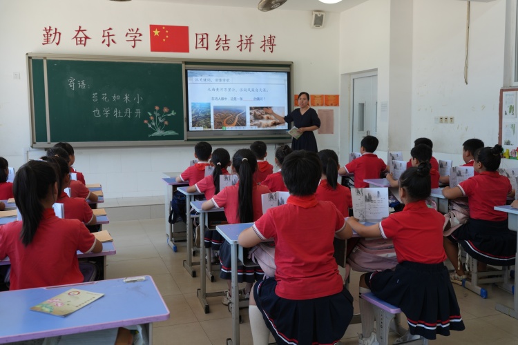 河北遷安：傳承國學經典 培育儒雅少年_fororder_圖為遷安市彭店子鎮霍莊小學學生正在上國學課。張澤慧攝.JPG